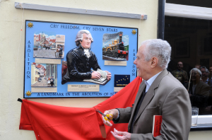 Caribbean scholar, trade unionist and political activist Richard Hart at the unveiling of the Seven Stars plaque in 2009.